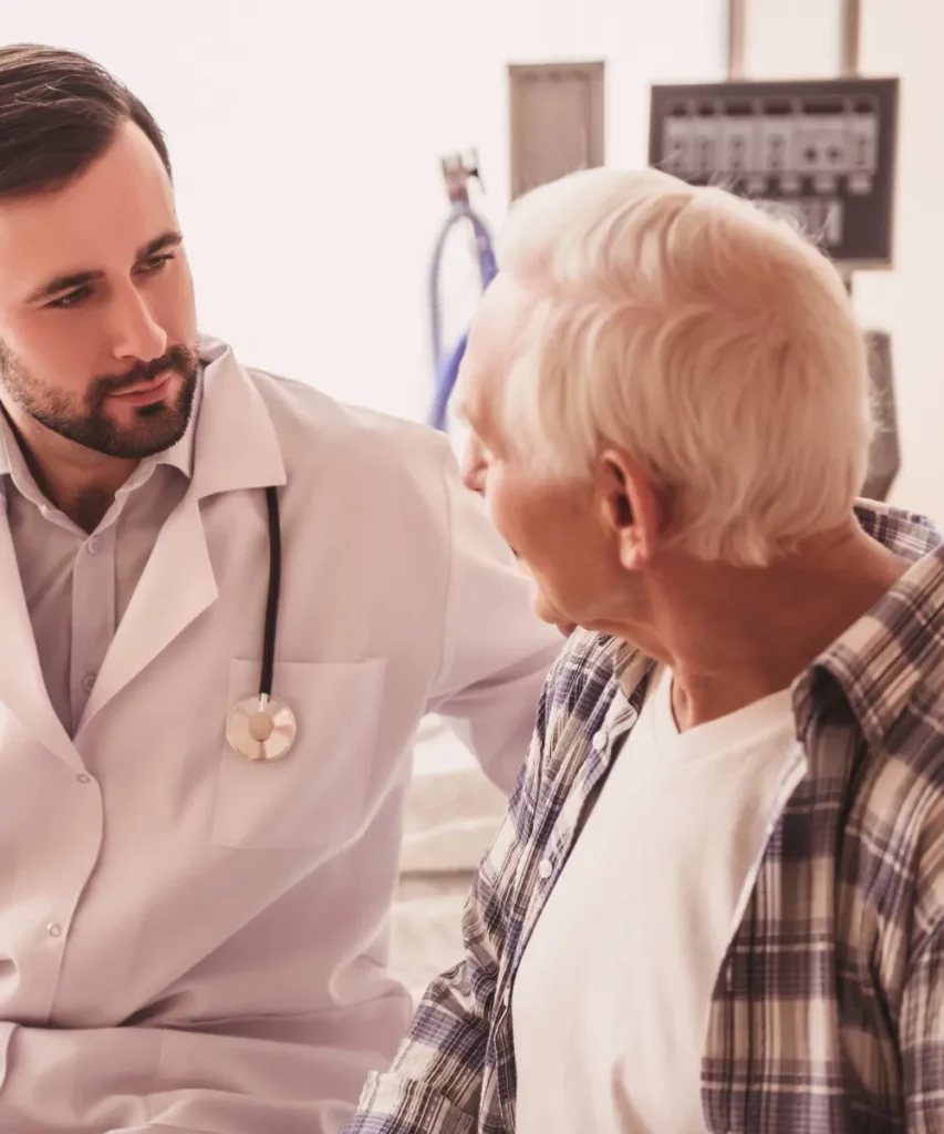 Arzt mit Stethoskop untersucht älteren Patienten - wichtig für Demenz-Früherkennung