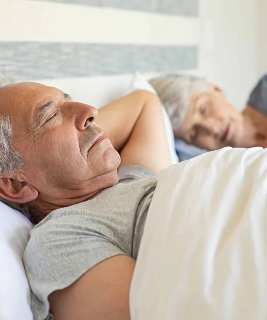 Älterer Mann schläft friedlich im Bett - gesunder Schlaf für Gedächtnis und Gehirngesundheit