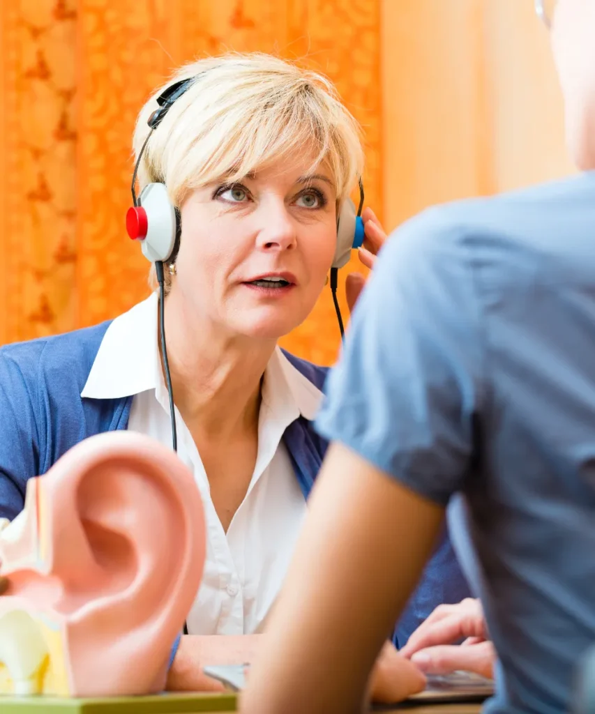 Dame beim Hörtest mit Kopfhörern - Hörverlust als Demenz-Risikofaktor erkennen und Gedächtnisverlust vermeiden