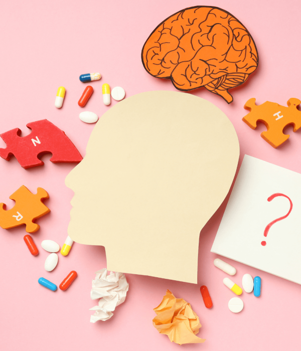 Konzeptbild mit beigem Kopfprofil, orangem Gehirn, Puzzleteilen und Medikamenten, symbolisiert Unterstützungsmöglichkeiten im Alltag mit Demenz